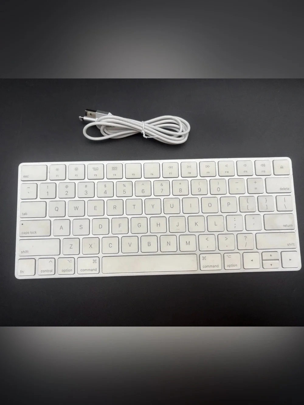 Apple Magic Keyboard Wireless Bluetooth - Great Condition!